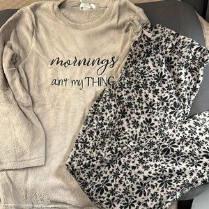 New with tag set of medium super soft pajamas long sleeve top and long pants